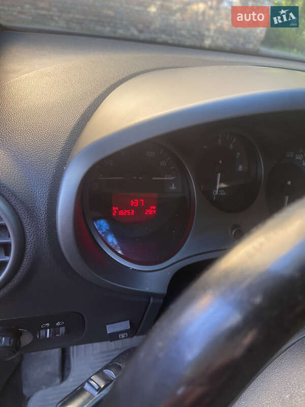 Хэтчбек SEAT Leon 2005 в Киеве