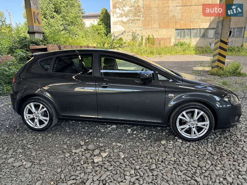 Хэтчбек SEAT Leon 2010 в Луцке
