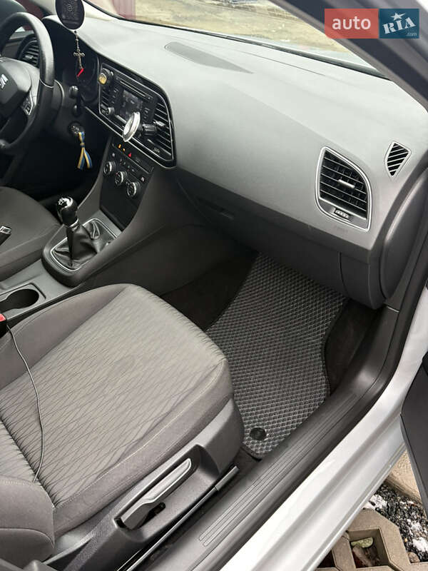 Хетчбек SEAT Leon 2013 в Бурштині