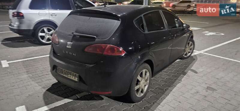 Хэтчбек SEAT Leon 2006 в Софиевской Борщаговке