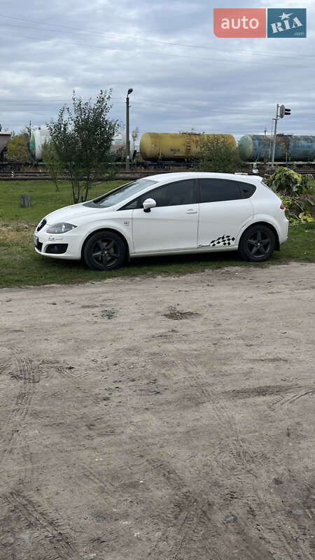 Хэтчбек SEAT Leon 2011 в Маневичах