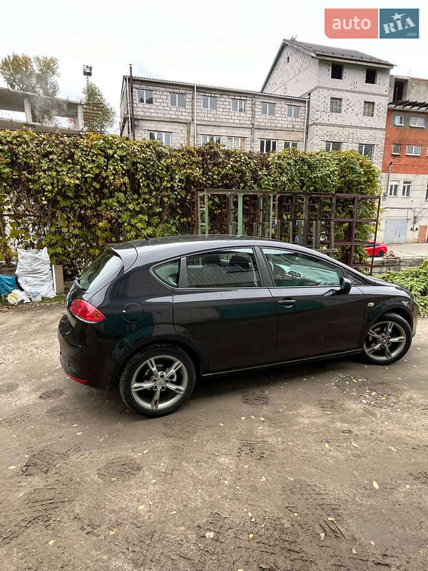 Хэтчбек SEAT Leon 2008 в Киеве