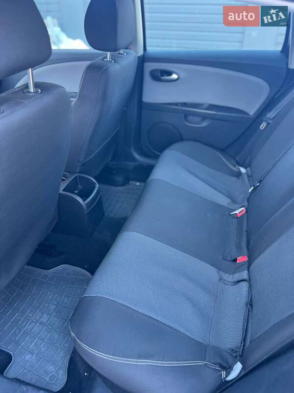 Хэтчбек SEAT Leon 2011 в Львове