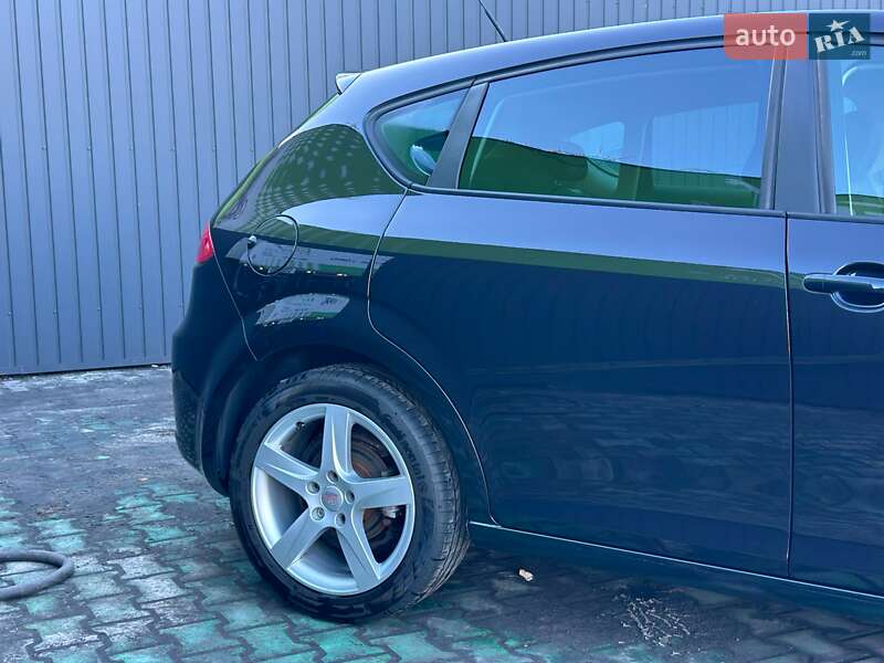 Хэтчбек SEAT Leon 2010 в Каменском
