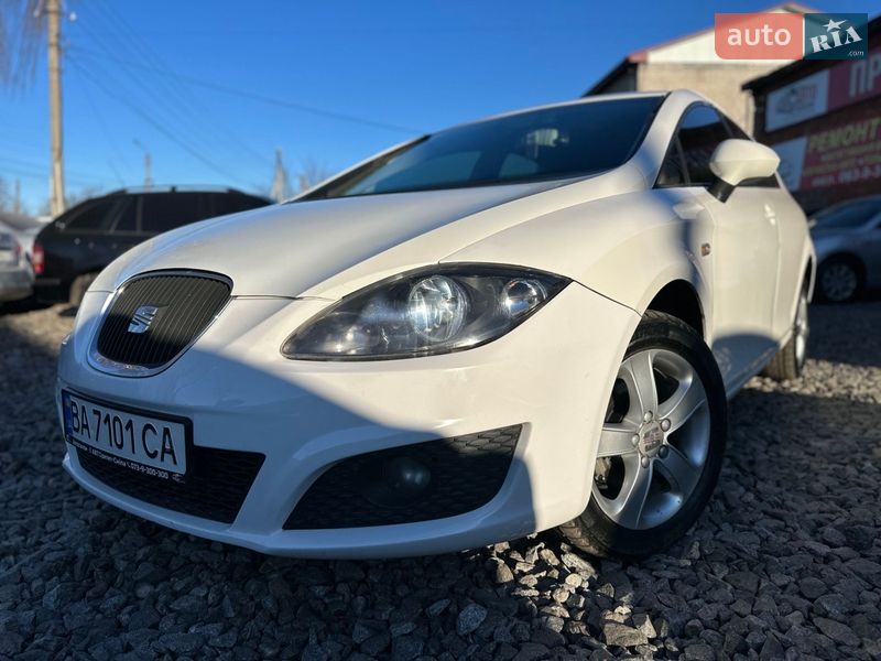 Хэтчбек SEAT Leon 2011 в Смеле