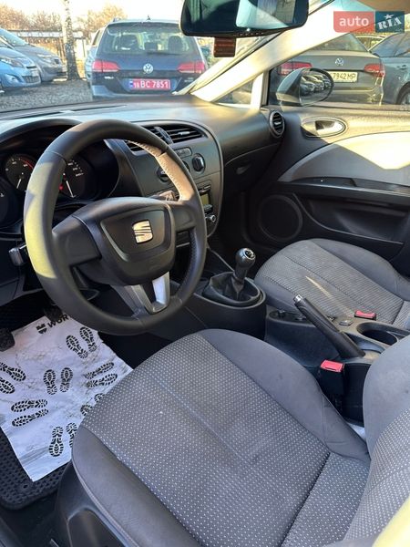 Хэтчбек SEAT Leon 2011 в Смеле