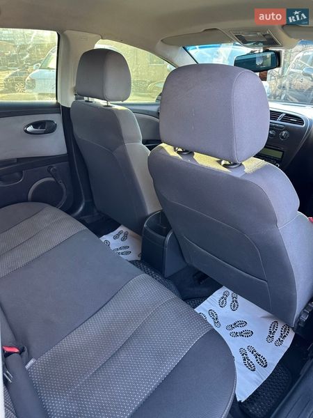 Хэтчбек SEAT Leon 2011 в Смеле