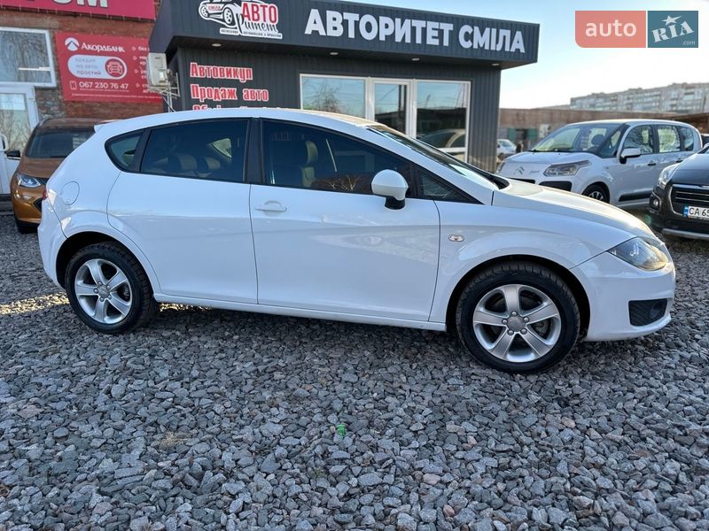 Хэтчбек SEAT Leon 2011 в Смеле