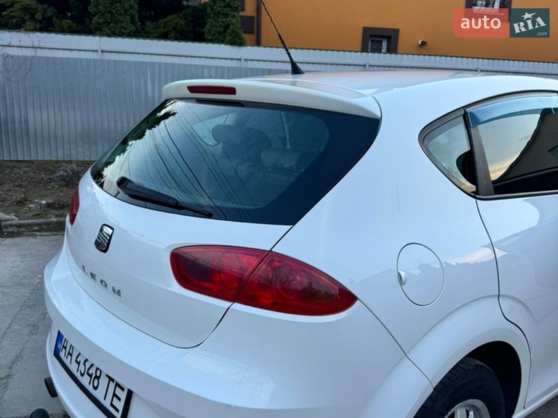 Хетчбек SEAT Leon 2011 в Вишневому фото 6 Хетчбек SEAT Leon 2011 в Вишневому