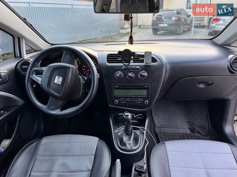 Хетчбек SEAT Leon 2011 в Вишневому фото 10 Хетчбек SEAT Leon 2011 в Вишневому