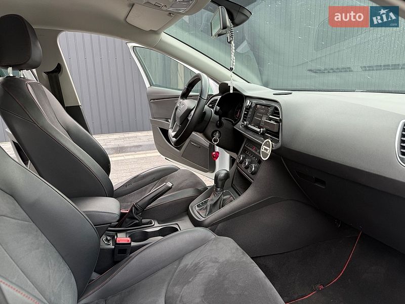 Хэтчбек SEAT Leon 2015 в Самборе