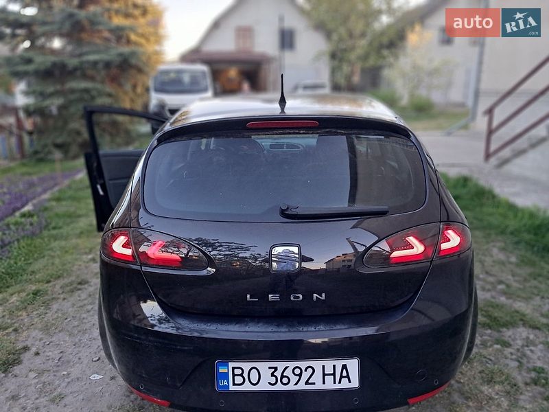 Хэтчбек SEAT Leon 2008 в Бучаче