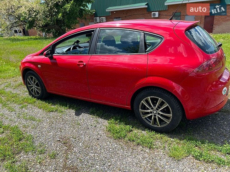 Хэтчбек SEAT Leon 2006 в Гадяче