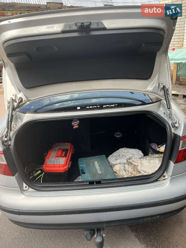 Седан SEAT Toledo 2000 в Коростене