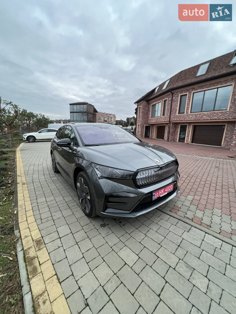 Найпотужніша версія RS 
Максимальна комплектація авто , усі доступні опції для Skoda Enyaq у авто присутні . Детальна інформація за телефоном .
