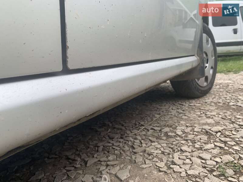 Седан Skoda Fabia 2003 в Бориславе