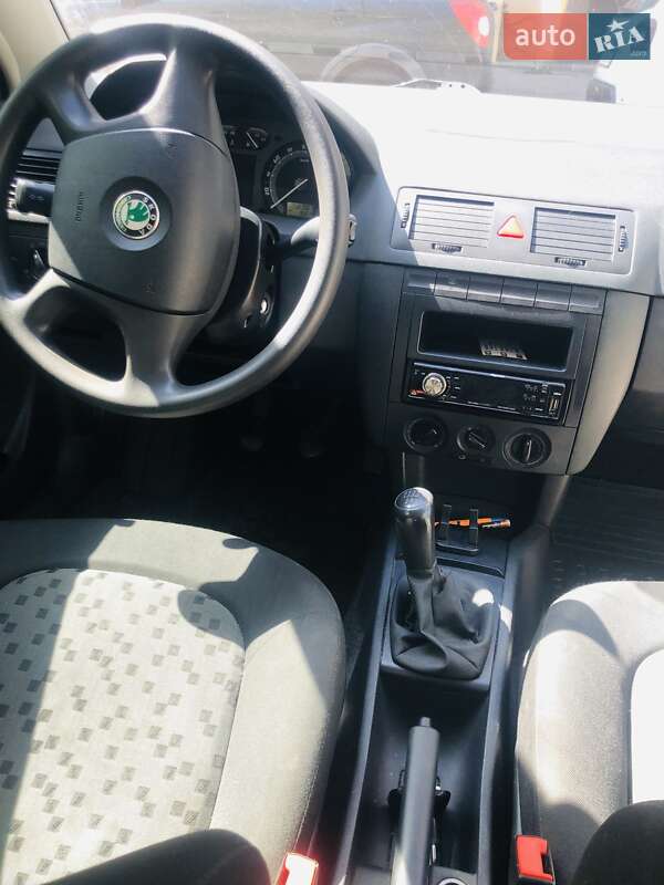 Седан Skoda Fabia 2006 в Чернівцях