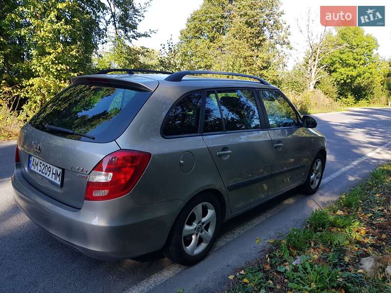 Універсал Skoda Fabia 2011 в Звягелі