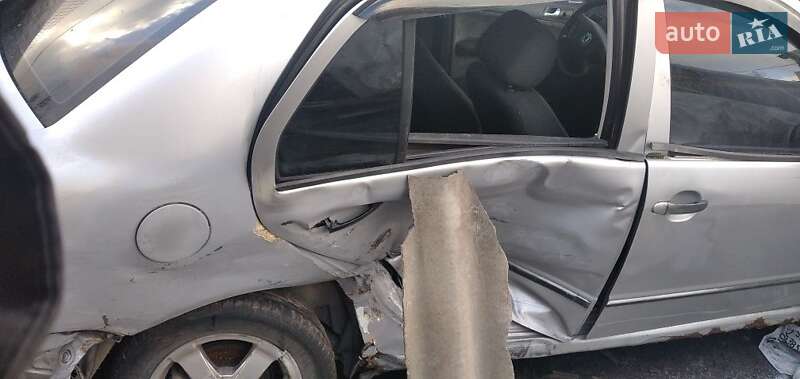 Седан Skoda Fabia 2002 в Харькове