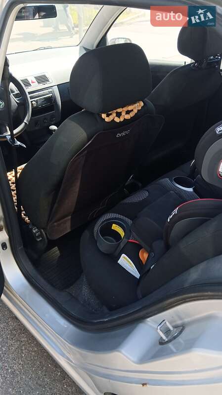 Седан Skoda Fabia 2006 в Києві