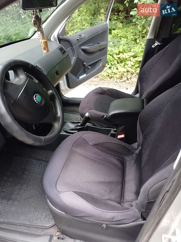 Хэтчбек Skoda Fabia 2005 в Каменке-Бугской