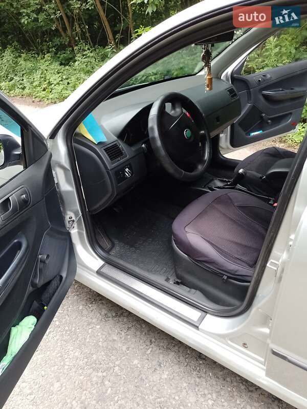 Хэтчбек Skoda Fabia 2005 в Каменке-Бугской