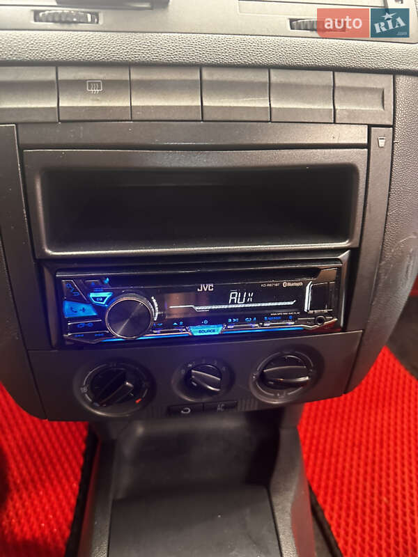 Хэтчбек Skoda Fabia 2003 в Киеве