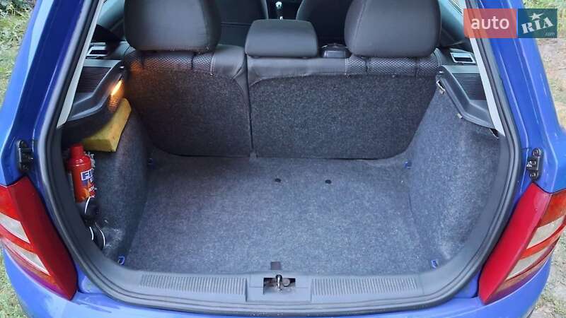 Хэтчбек Skoda Fabia 2003 в Луцке