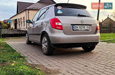 Хэтчбек Skoda Fabia 2011 в 