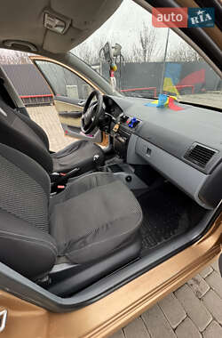 Хетчбек Skoda Fabia 2001 в 