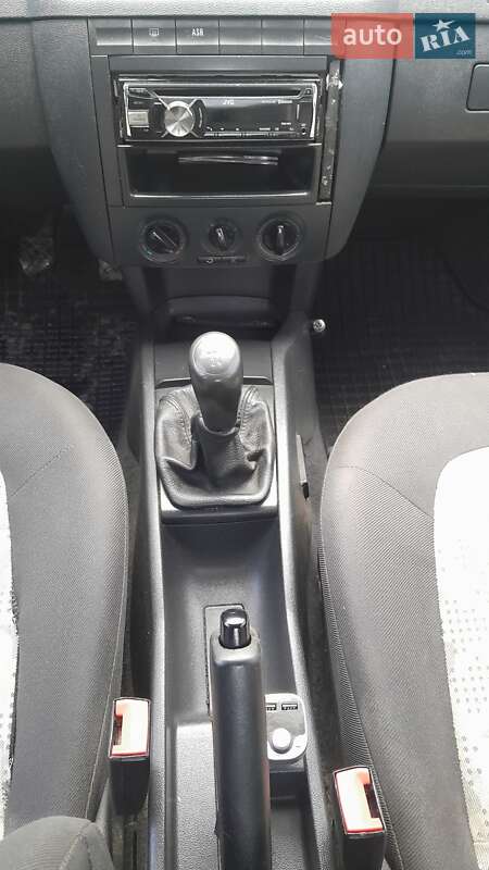 Седан Skoda Fabia 2002 в Рожнятові