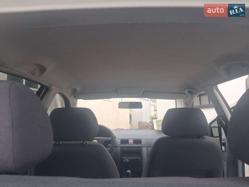 Хэтчбек Skoda Fabia 2002 в Долине