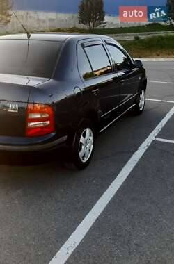 Седан Skoda Fabia 2002 в 