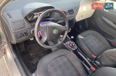 Хетчбек Skoda Fabia 2006 в 