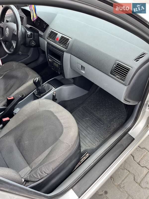 Седан Skoda Fabia 2002 в Жовкві