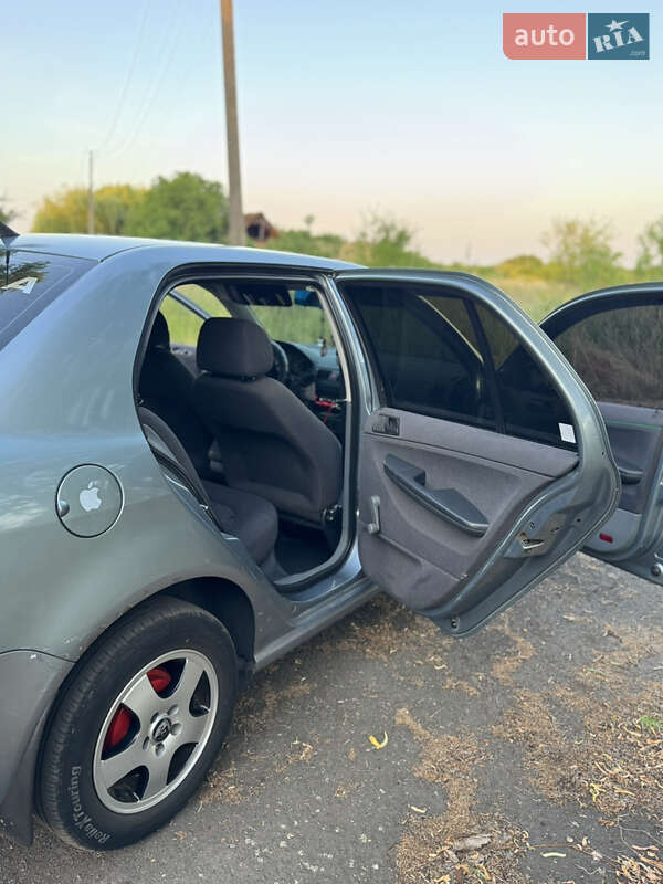 Седан Skoda Fabia 2002 в Ужгороде