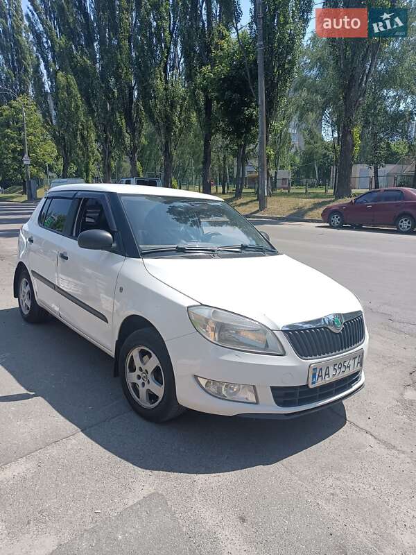 Хэтчбек Skoda Fabia 2012 в 