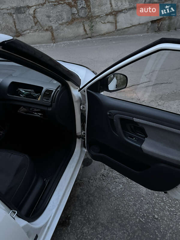 Хэтчбек Skoda Fabia 2011 в Львове
