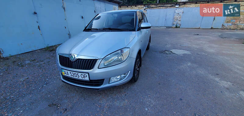 Хэтчбек Skoda Fabia 2011 в 