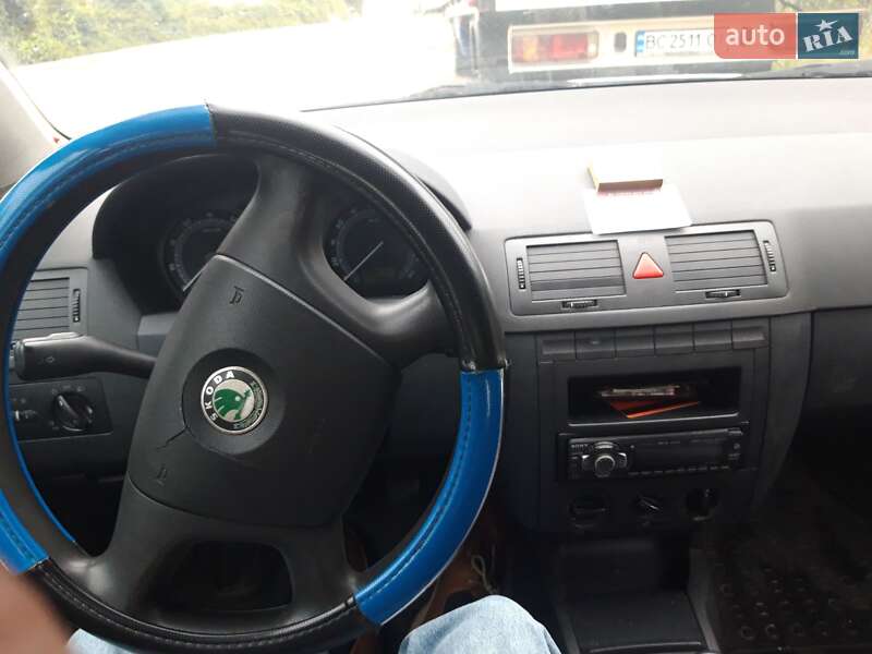 Седан Skoda Fabia 2004 в Львове