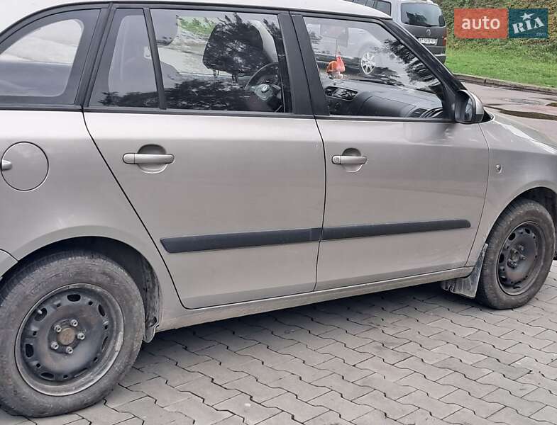 Хэтчбек Skoda Fabia 2011 в Бурштыне