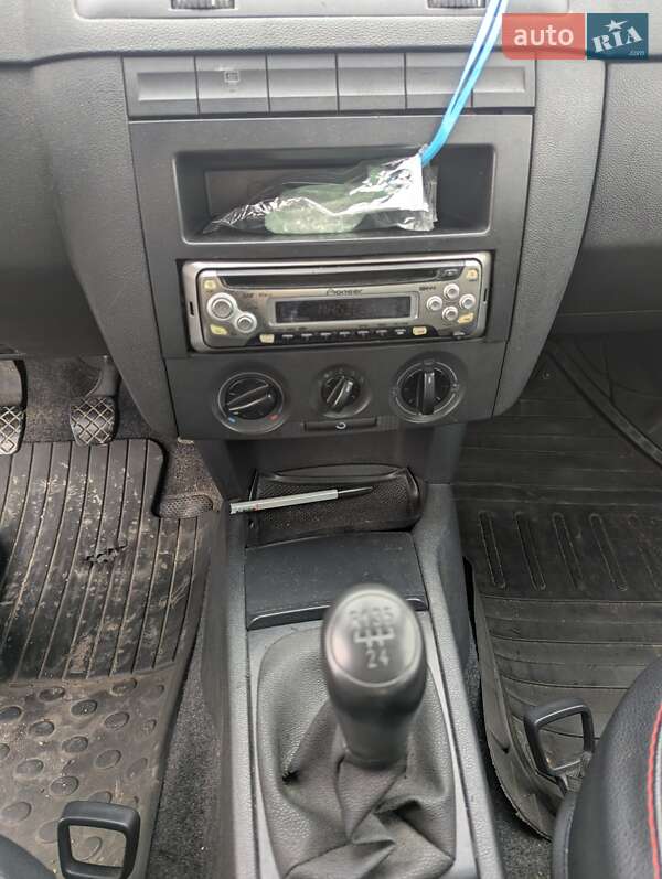 Хэтчбек Skoda Fabia 2003 в Киеве