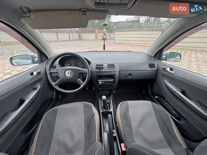 Седан Skoda Fabia 2003 в Черновцах