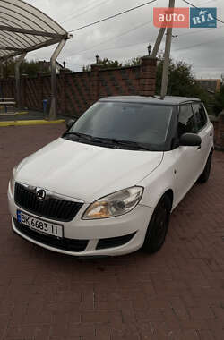 Хэтчбек Skoda Fabia 2011 в 