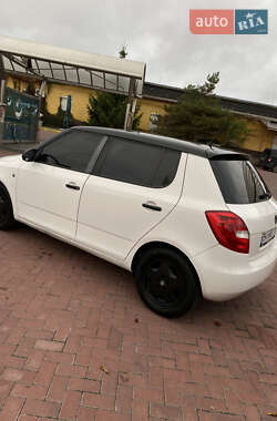 Хэтчбек Skoda Fabia 2011 в 