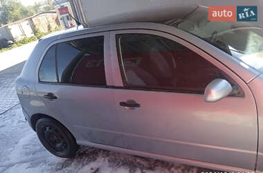 Хэтчбек Skoda Fabia 2004 в  фото 2 Хэтчбек Skoda Fabia 2004 в