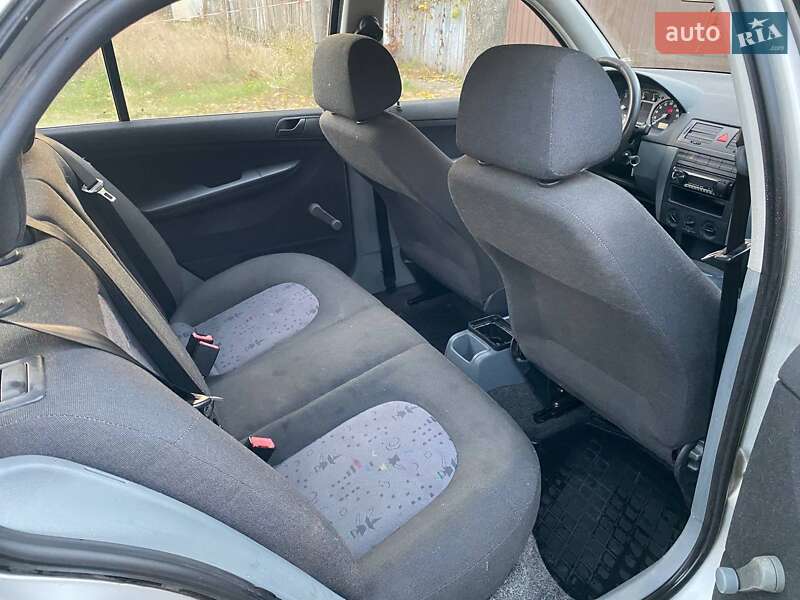 Хэтчбек Skoda Fabia 2004 в Сумах