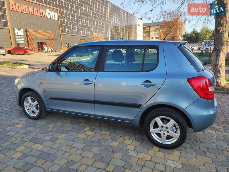 Хэтчбек Skoda Fabia 2010 в Луцке