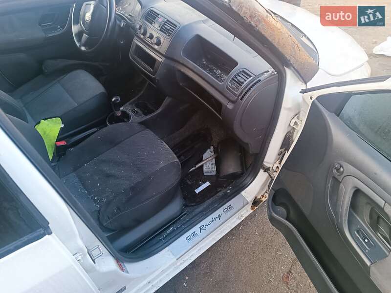 Хэтчбек Skoda Fabia 2010 в Днепре