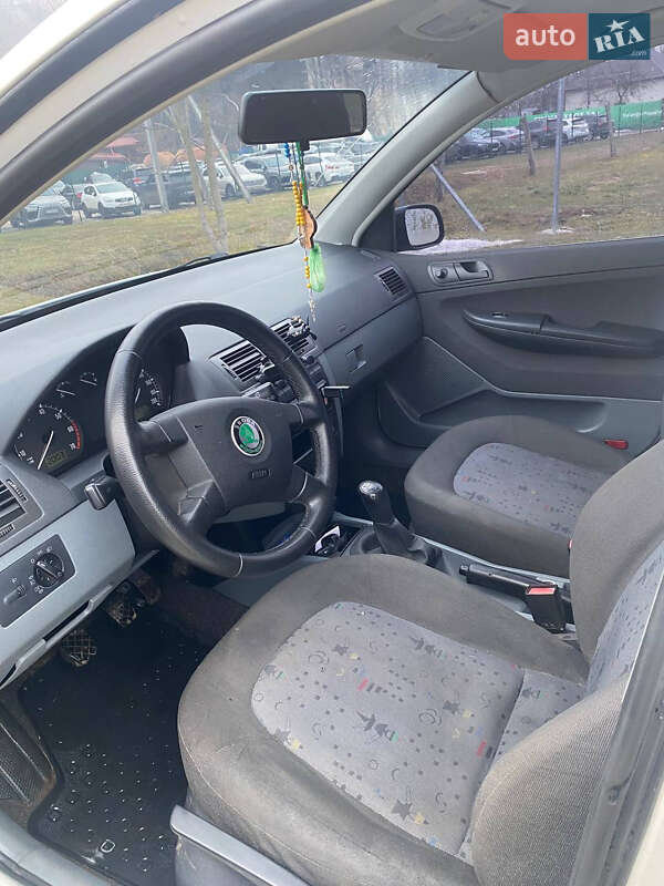 Хэтчбек Skoda Fabia 2004 в Поляне